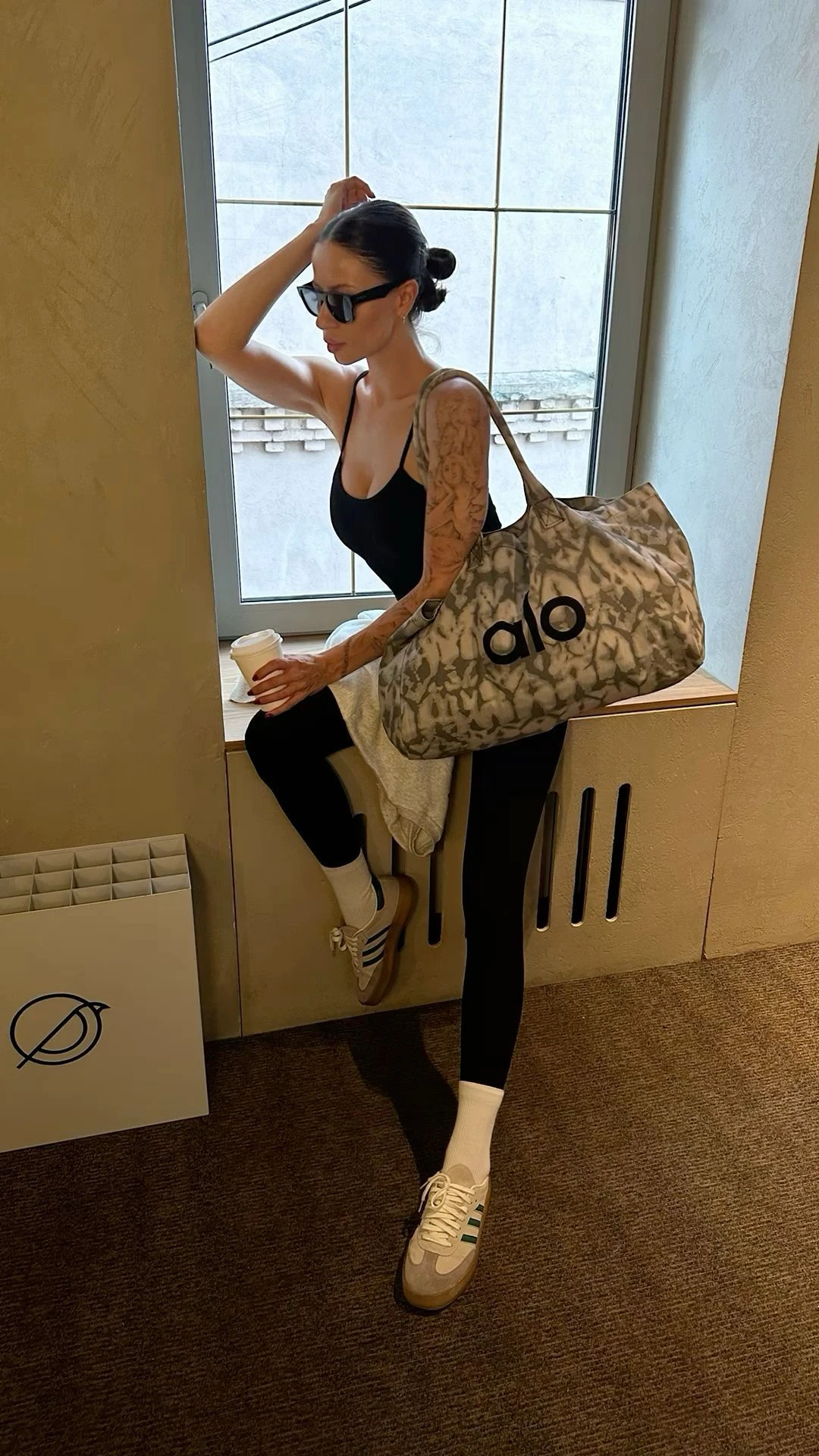 Alo Yoga iconic Shopper Grey Tiedye Askılı Gündelik Veya Spor Çanta görsel 2