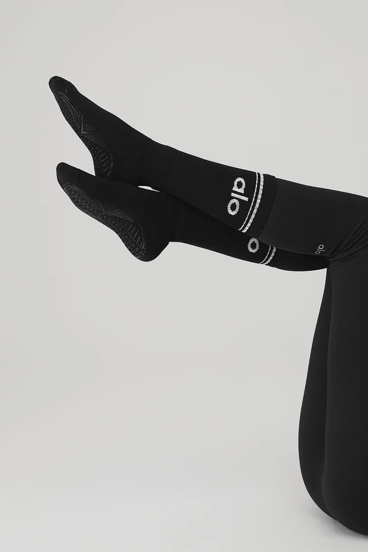 Alo Yoga 12 Adet. 3x4 Paket Women's Throwback Barre Sock - Black/White görsel 2