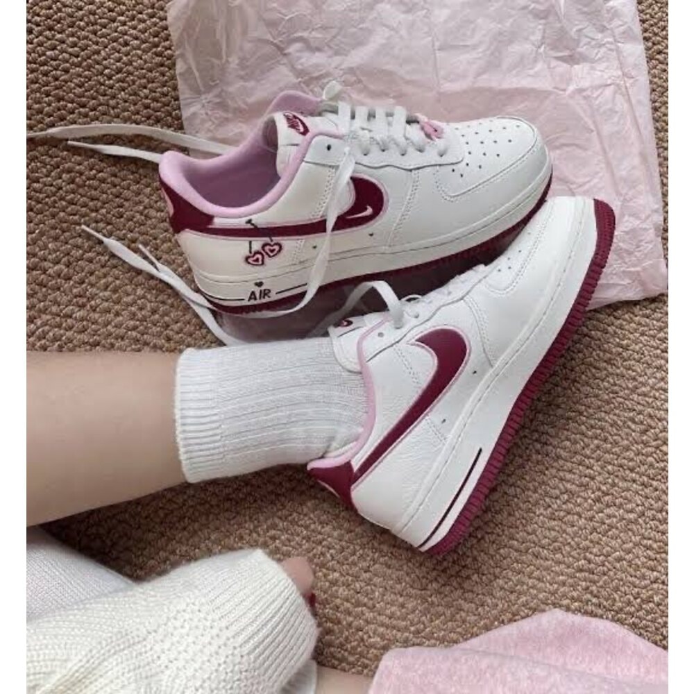 Nike Air Force Valentines Day görsel 3