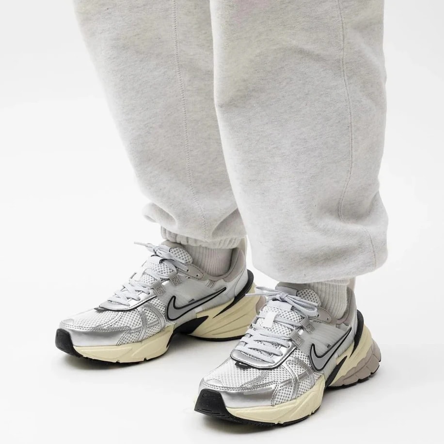 Nike V2K Run Summit White Metallic Silver görsel 4