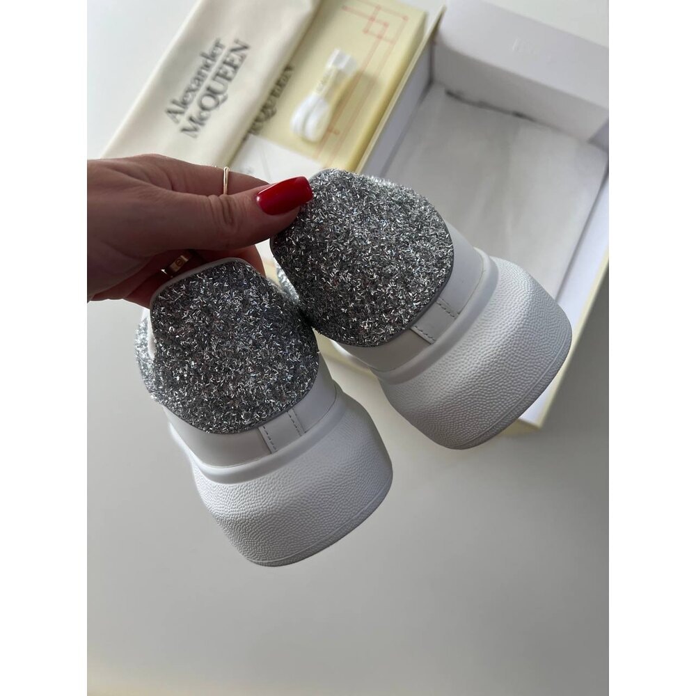 Alexander McQueen Sim görsel 2
