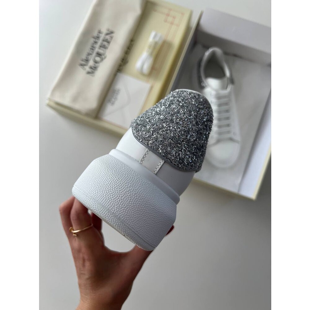 Alexander McQueen Sim görsel 4