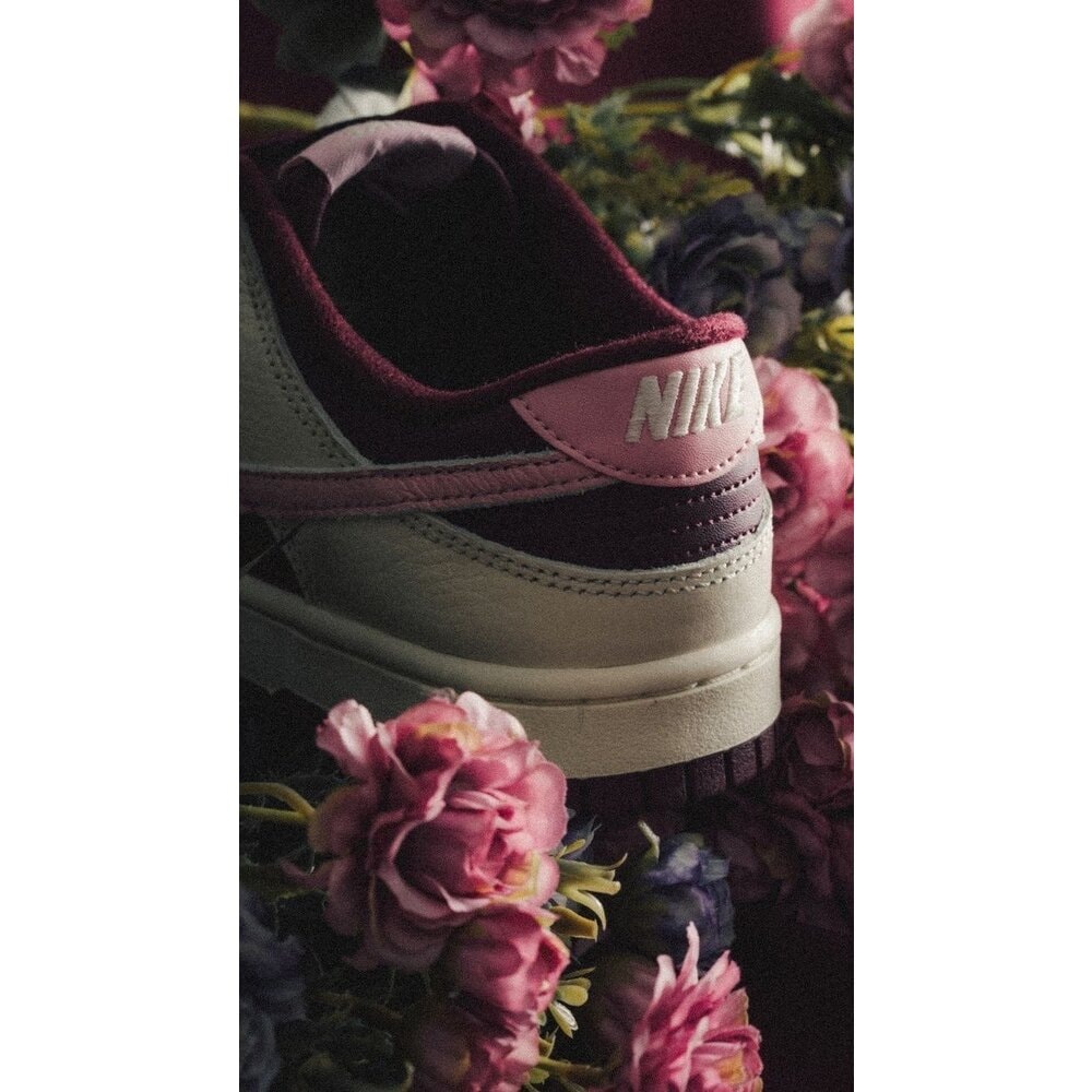 Nike SB Dunk Low “ Valentines Day “ görsel 2