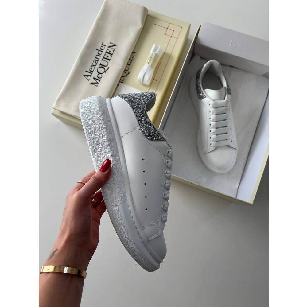 Alexander McQueen Sim görsel 3